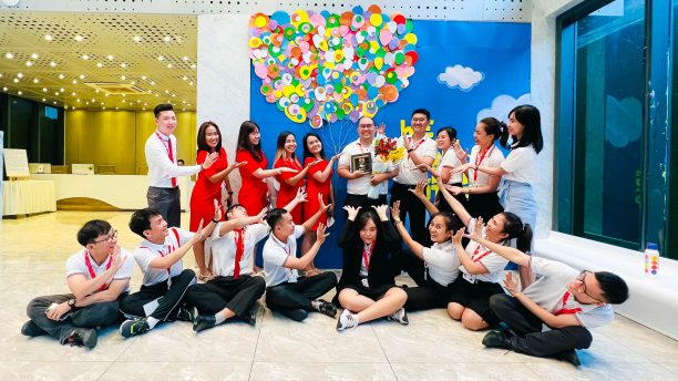 tri-an-nhung-nguoi-dong-hanh-ben-bi-chuc-mung-sinh-nhat-cac-thanh-vien-trong-thang-7-8-2022