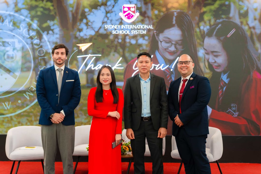 hao-hung-cung-open-day-dau-tien-cua-siss