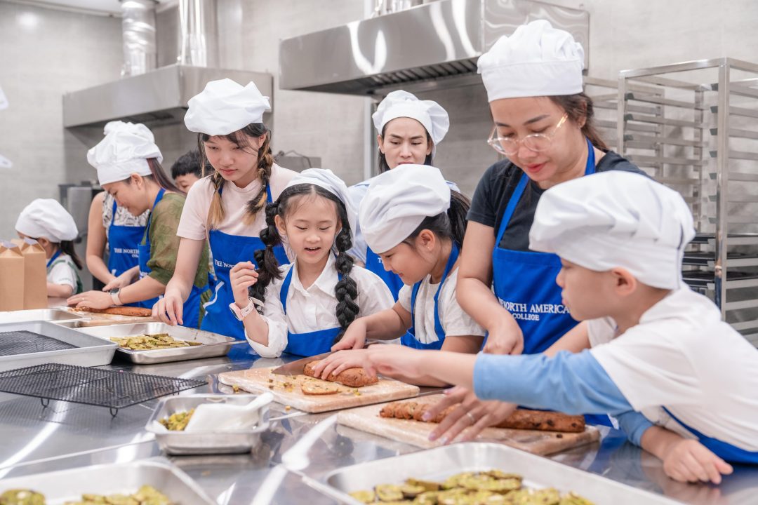 them-nhieu-khoanh-khac-am-ap-cung-lop-hoc-lam-banh-ngoai-khoa-tai-amcollege-mang-ten-family-baking-class-lets-bake-together