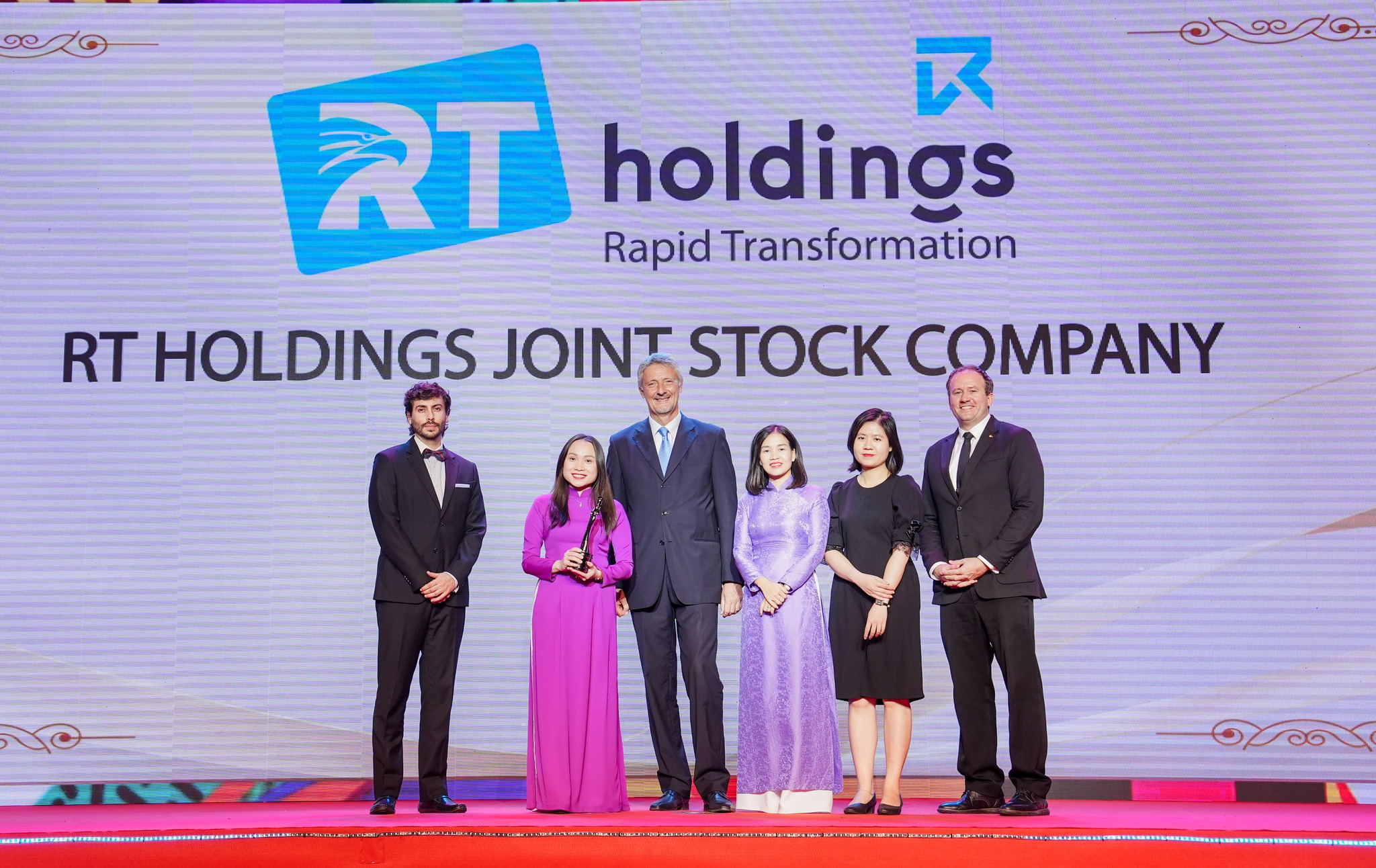 rt-rt-holdings-duoc-vinh-danh-tai-hr-asia-best-companies-to-work-for-in-asia-award-2023