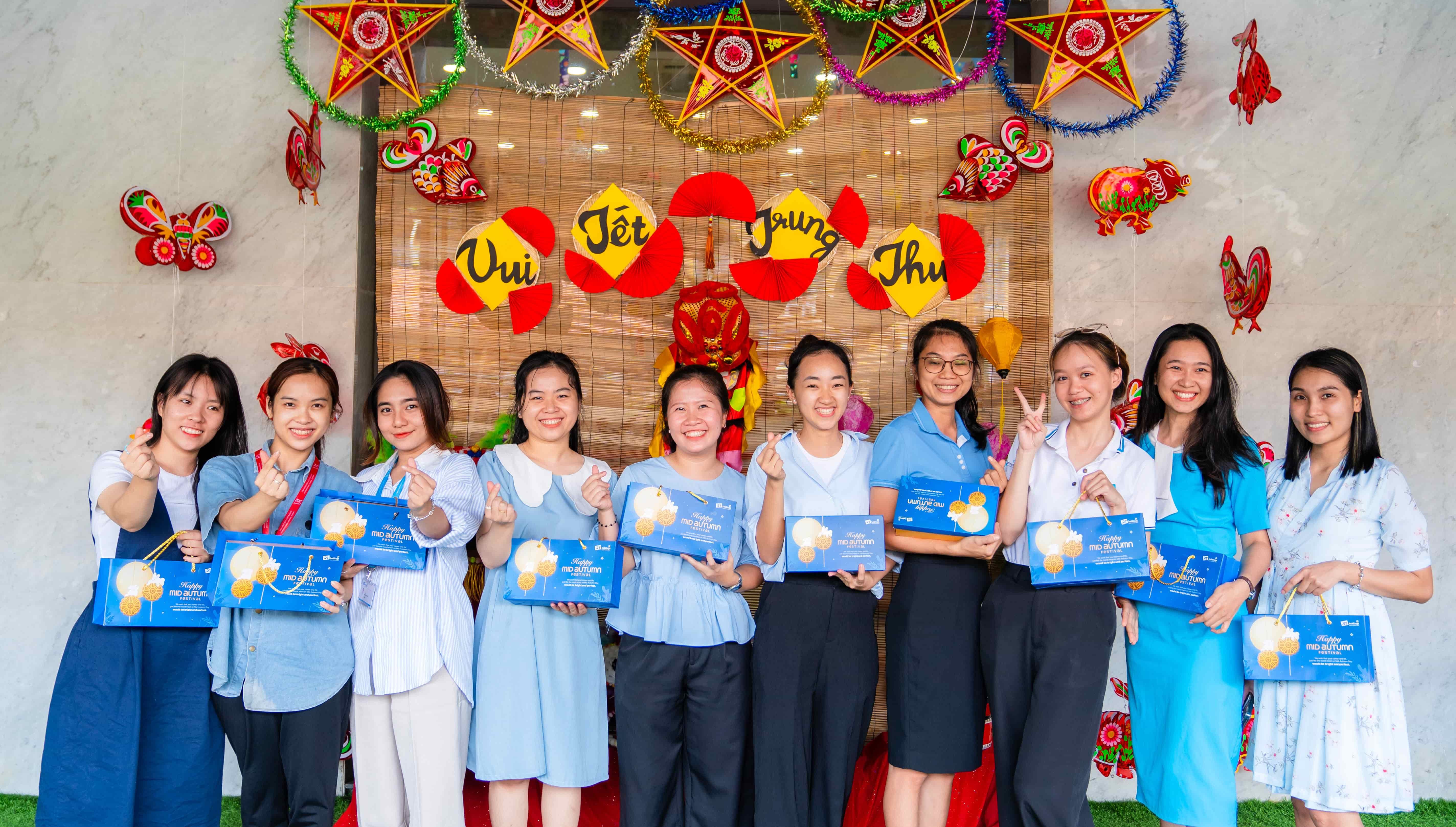 mon-qua-yeu-thuong-gui-den-cac-thanh-vien-rt-holdings-trong-dip-tet-trung-thu-sum-vay