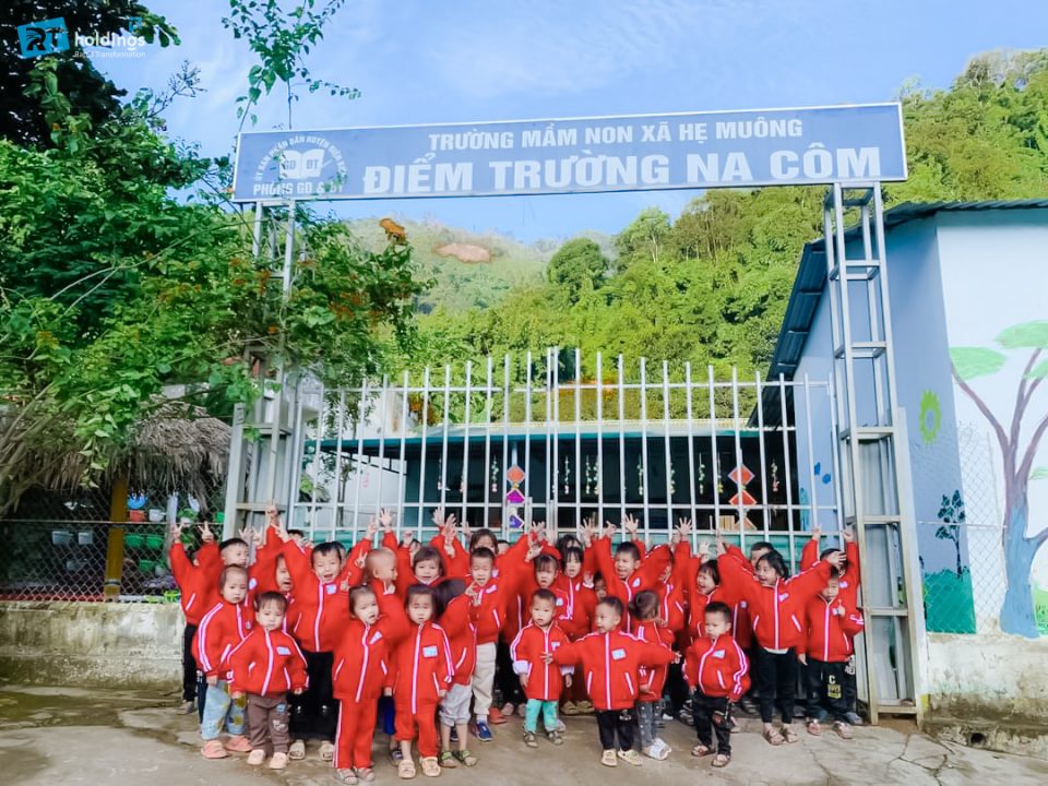 rt-holdings-trao-tang-ao-am-cho-tre-em-truong-mam-non-xa-he-muong-tinh-dien-bien
