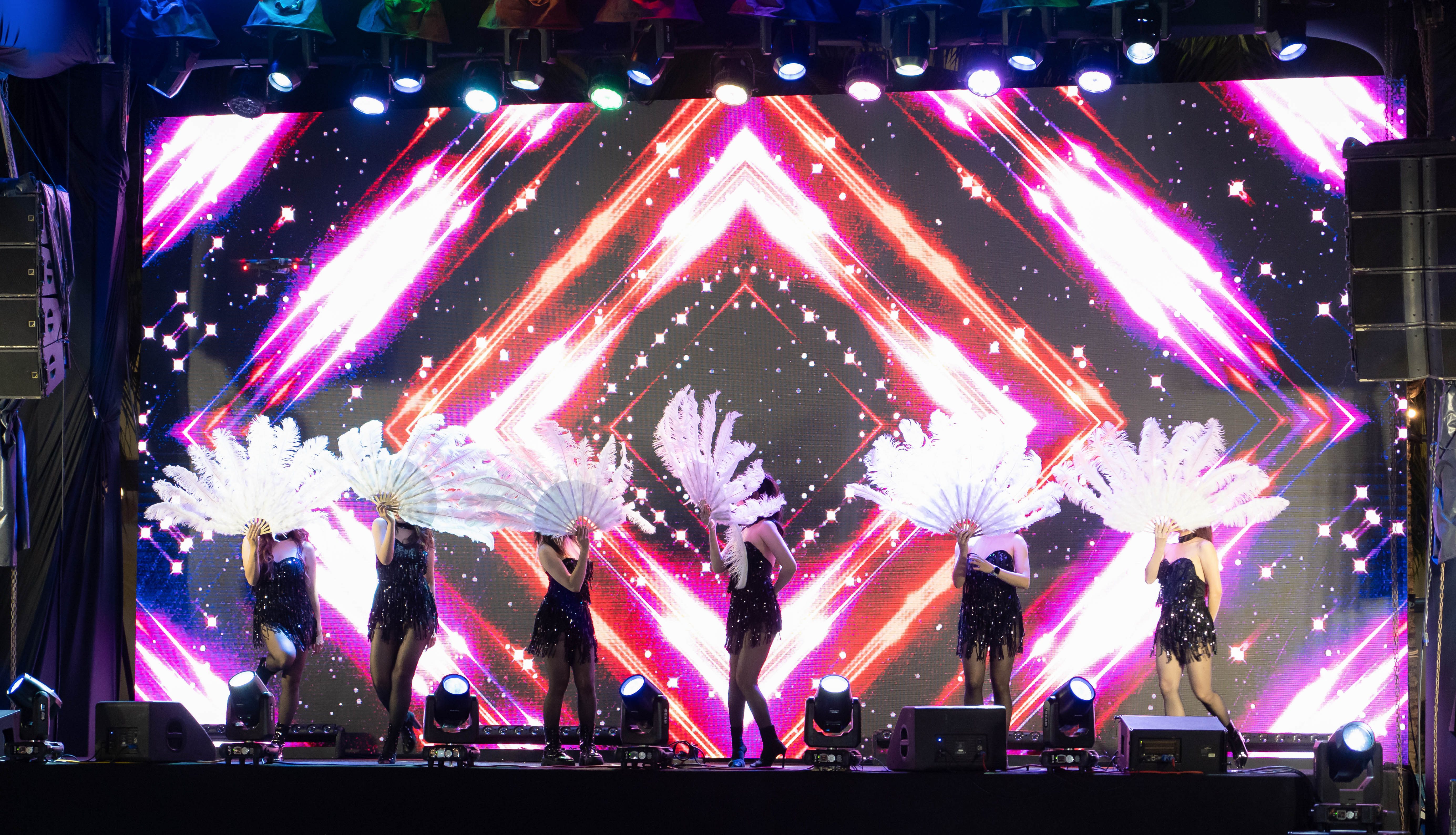 cac-giao-vien-wass-pennschool-va-siss-dot-chay-san-khau-voi-nhung-tiet-muc-bung-no-tai-chuong-trinh-tong-ket-nam-hoc