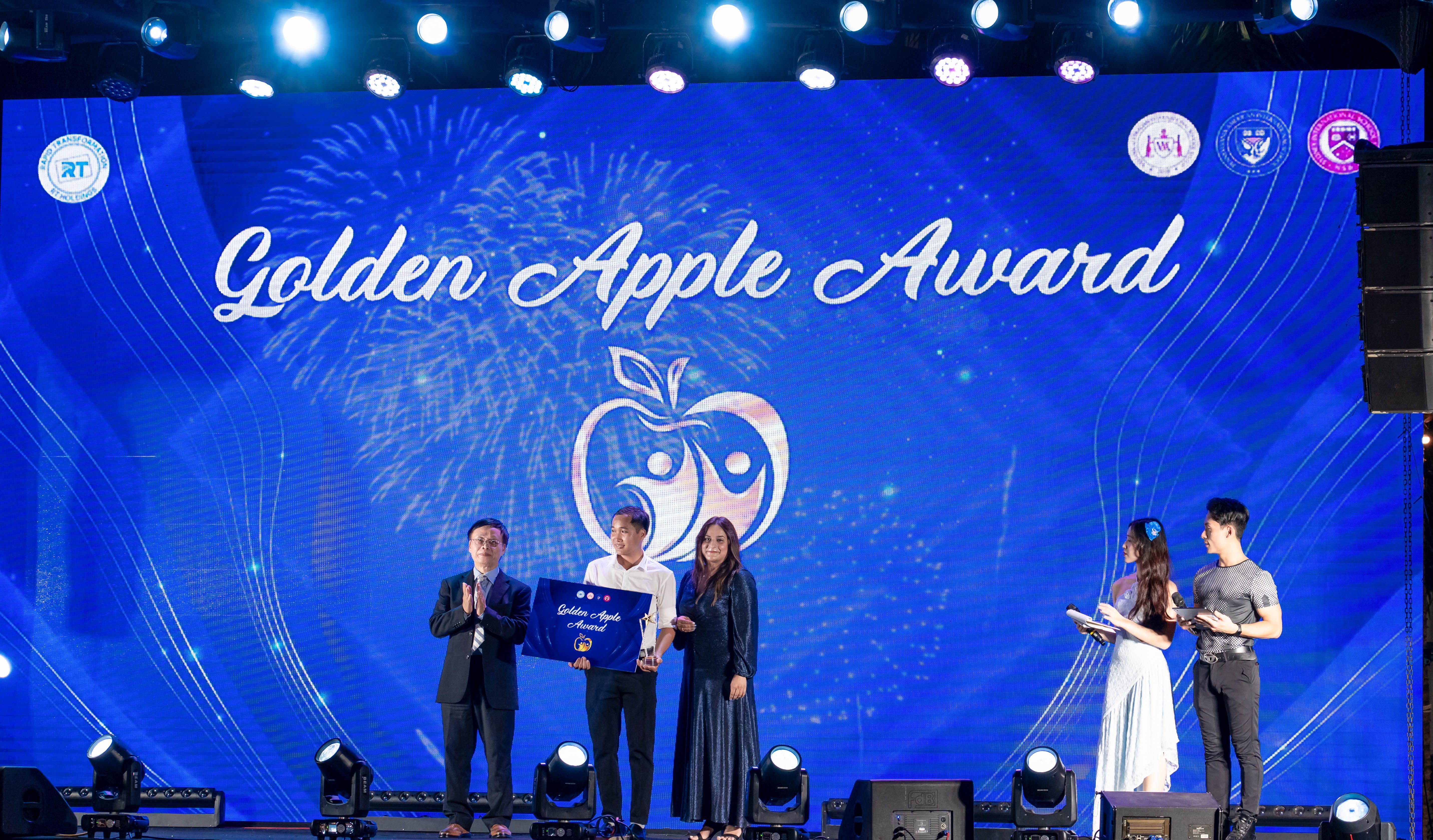 mot-nguoi-thay-tot-luon-day-hoc-tu-trai-tim-chu-khong-phai-chi-qua-sach-vo