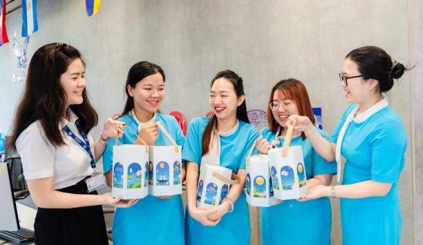 rt-holdings-trao-gui-yeu-thuong-mua-trang-tron-den-cac-thanh-vien-cua-he-thong