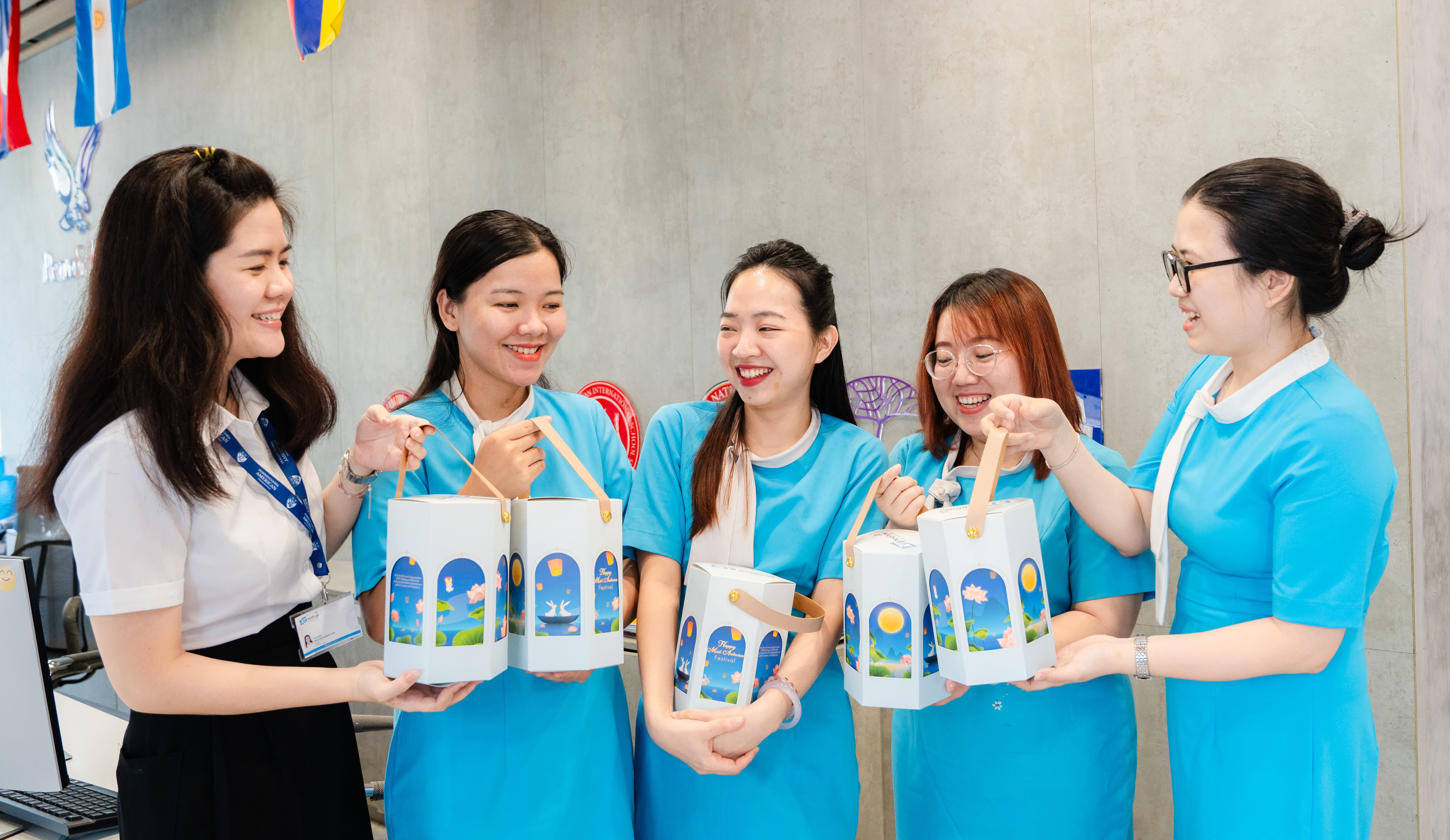 rt-holdings-trao-gui-yeu-thuong-mua-trang-tron-den-cac-thanh-vien-cua-he-thong